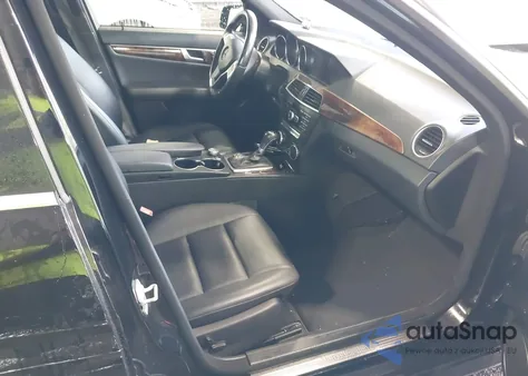 2014 Mercedes-Benz C 250 Sport z USA, uszkodzony, nr VIN WDDGF4HB7EG216619